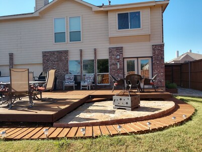Charming 4-bed/3 bath house in Rockwall. Every stay is 5-Stars. Big bedrooms.