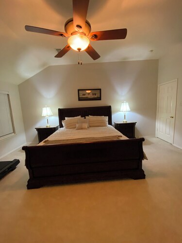 Charming 4-bed/3 bath house in Rockwall. Every stay is 5-Stars. Big bedrooms.