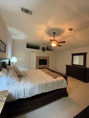 4 bedrooms, iron/ironing board, free WiFi, bed sheets - Charming 4-bed/3 bath house in Rockwall. Every stay is 5-Stars. Big bedrooms. (Rockwall)