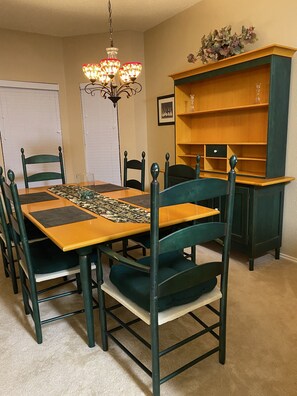Dining - Charming 4-bed/3 bath house in Rockwall. Every stay is 5-Stars. Big bedrooms. (Rockwall)