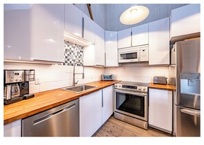 Microondas, horno, parrilla de estufa y lavavajillas