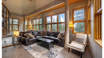 Televisión y chimenea