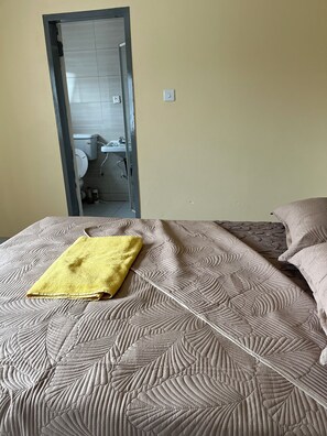 Een strijkplank/strijkijzer, wifi, beddengoed