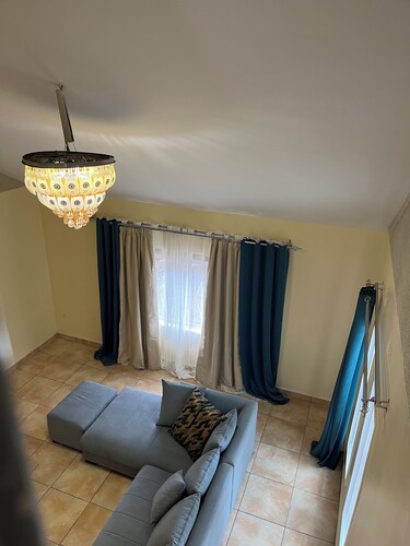 Chandos Lodge, a 2 bed Townhouse, sleeps 4, open living dinner, 24/7 power, WiFi