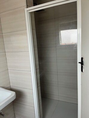 Douche, serviettes fournies, papier toilette