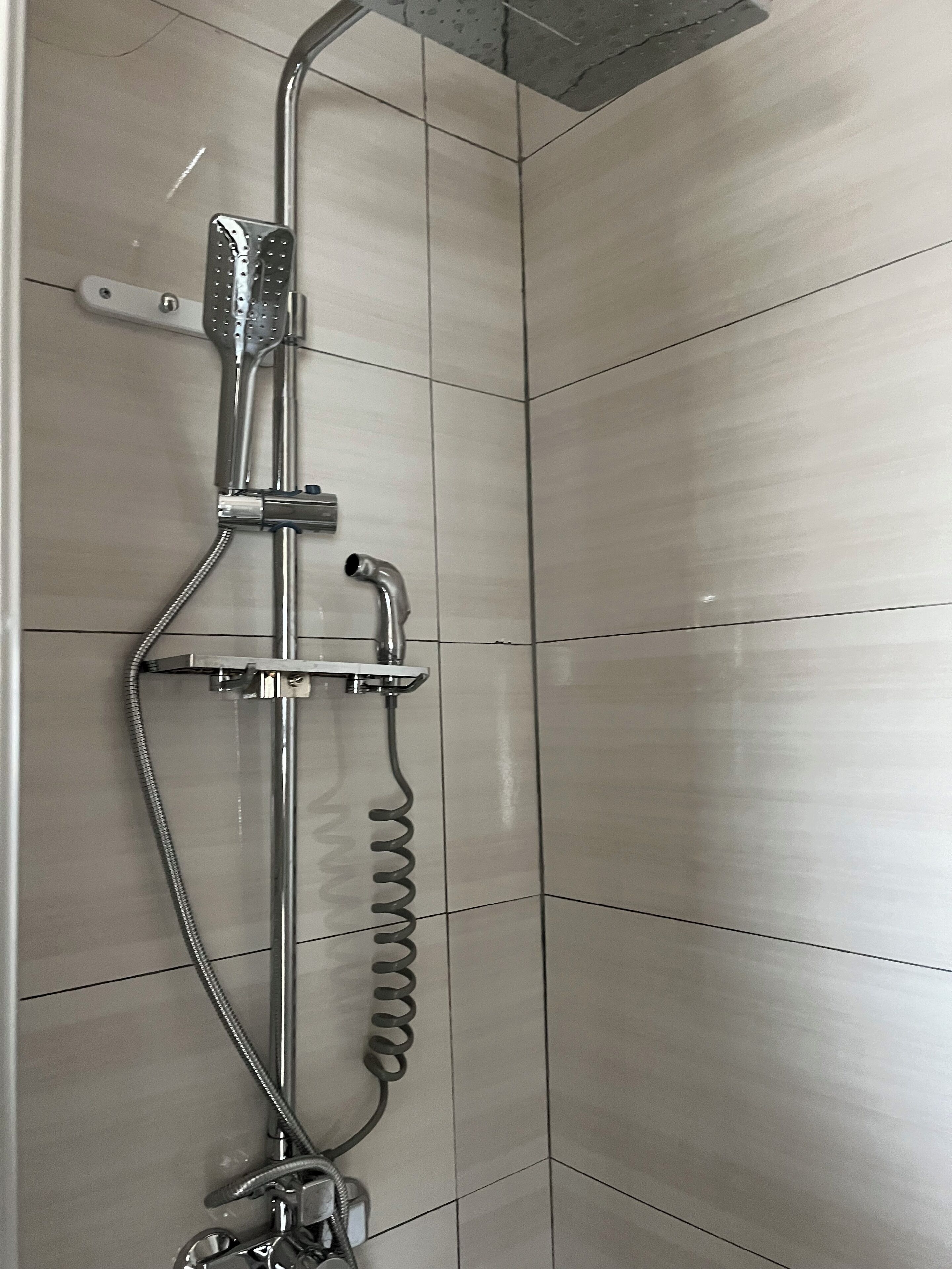 淋浴设施、毛巾、肥皂、卫生纸