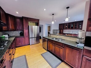 Fridge, microwave, oven, stovetop - Spacious Family Retreat (Brampton)