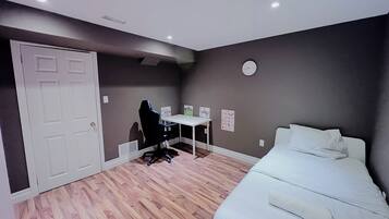 4 makuuhuonetta, työpöytä, silitysrauta/-lauta, vauvan matkasänky