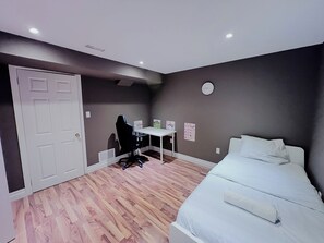 4 makuuhuonetta, työpöytä, silitysrauta/-lauta, vauvan matkasänky