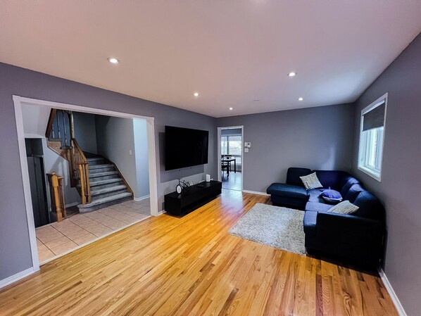 Smart TV - Spacious Family Retreat (Brampton)