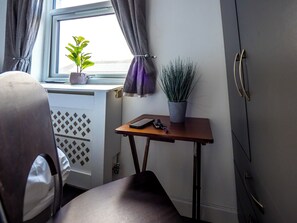 Iron/ironing board, free WiFi - Ensuite5 Woodhouse private bath 2kitchen (Stoke-on-Trent)