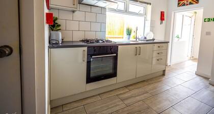 Ensuite5 Woodhouse private bath 2kitchen