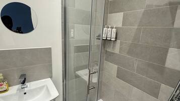 Apartment, 1 Bedroom, City View | Bathroom