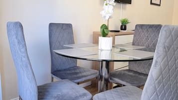 Apartment, 1 Bedroom, City View | Dining room