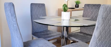 Apartment, 1 Bedroom, City View | Dining room