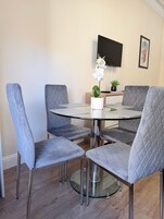 Apartment, 1 Bedroom, City View | Dining room