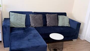 Apartment, 1 Bedroom, City View | Living area