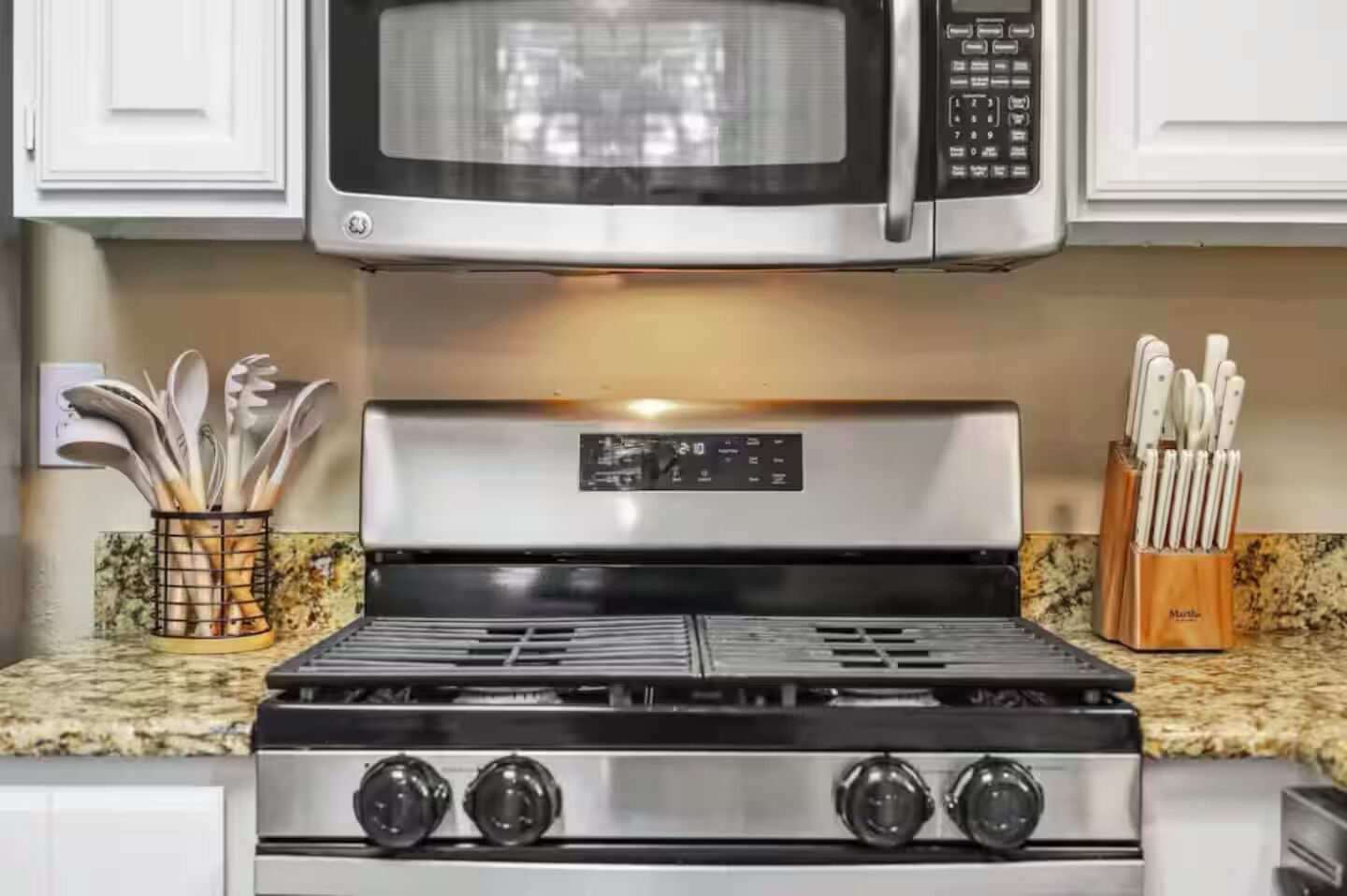 Een magnetron, een oven, een kookplaat, een vaatwasser