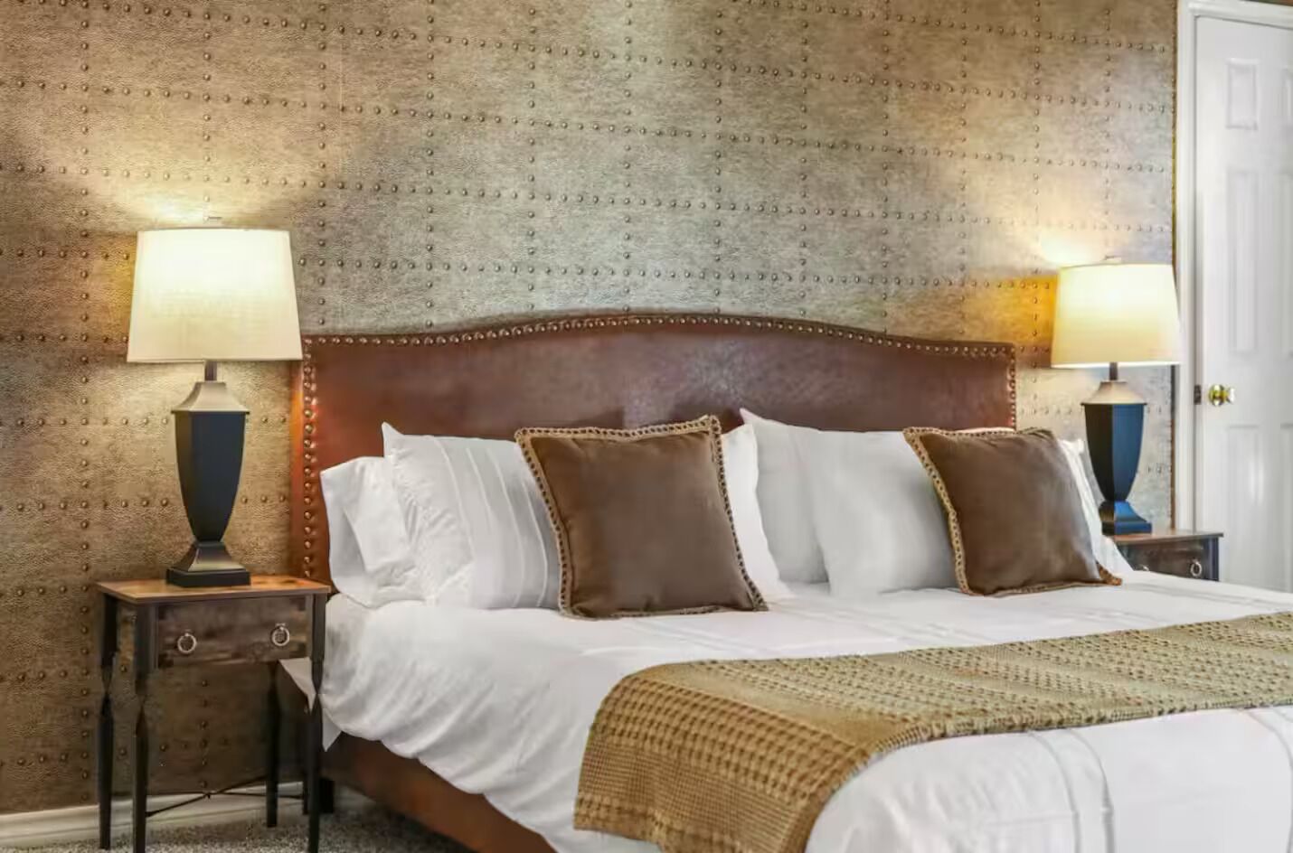 4 habitaciones, escritorio y tabla de planchar con plancha 