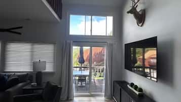 智能电视、壁炉、书