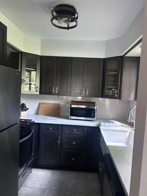 Kjøleskap, mikrobølgeovn, ovn og kokeplater