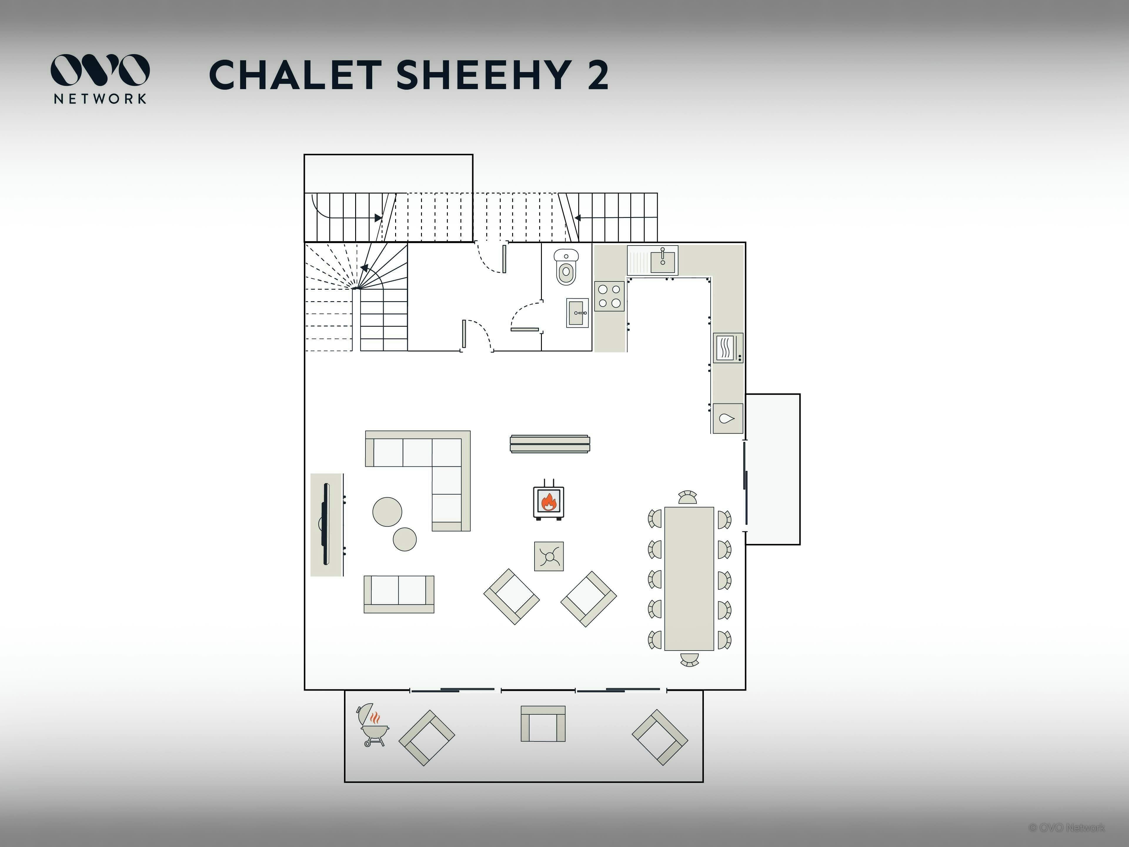 Grundriss der Chalet Sheehy 2, mit einem Wohnbereich mit Sofa und Fernseher, einem Essbereich mit Tisch und Stühlen, einer Küche mit Herd und Spüle sowie einem kleinen Balkon.