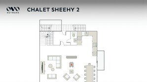 Een plattegrond van Chalet Sheehy 2, met een woonkamer met een bank en televisie, een eethoek met een tafel en stoelen, een keuken met een fornuis en gootsteen, en een klein balkon.