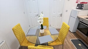 Apartment, 1 Bedroom, City View | Dining room