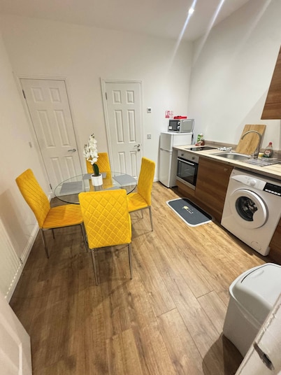 Room-apartment 3- 216 High Street