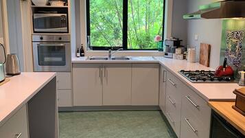 Micro-ondes, four, plaque de cuisson