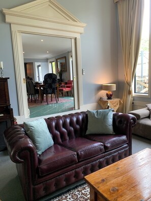 TV, fireplace - Trentham Akyra Lodge - 3 bedrooms- Walk to town. (Trentham)