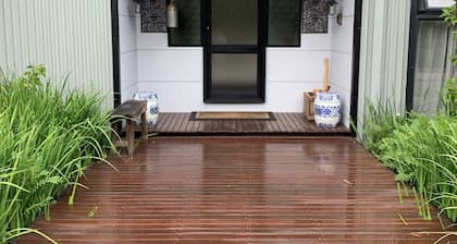 Trentham Akyra Lodge - 3 bedrooms- Walk to town.