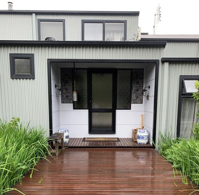 Trentham Akyra Lodge - 3 bedrooms- Walk to town.