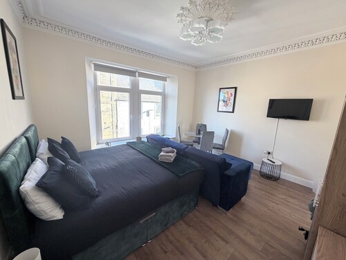 Room-apartment 4- 216 High Street