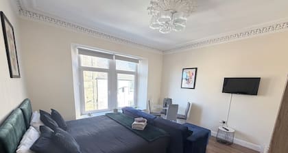 Room-apartment 4- 216 High Street