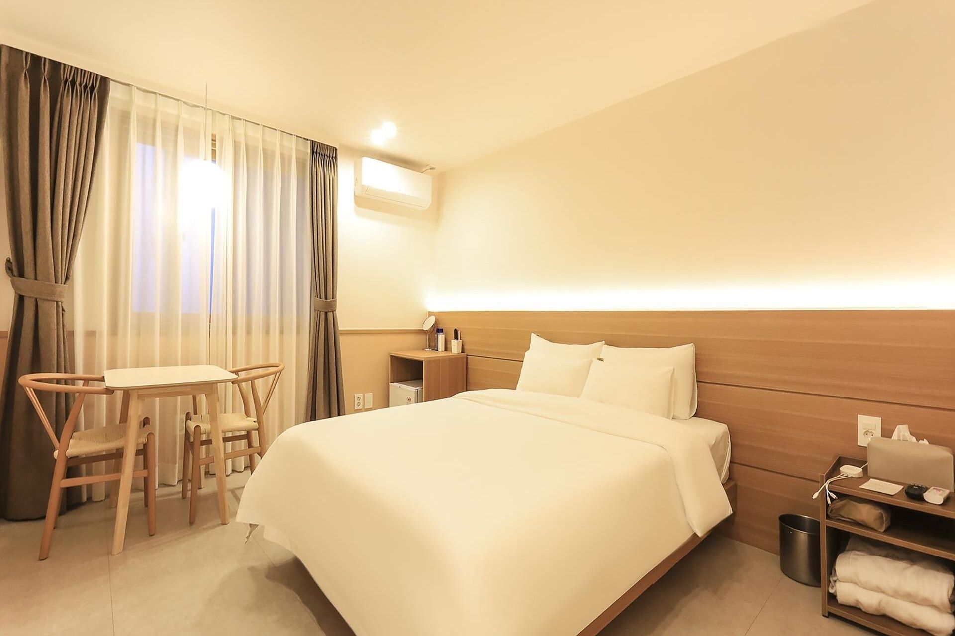 Phòng đôi Tiêu chuẩn | Bàn, khu vực làm việc phù hợp cho laptop, màn/rèm cản sáng 