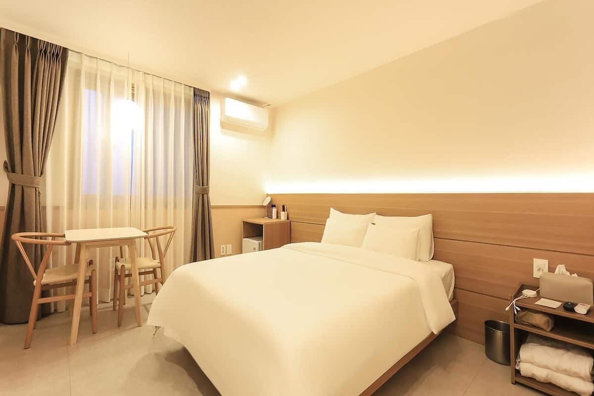 Quarto casal standard | Escrivaninha, espaço de trabalho para notebook, cortinas blackout