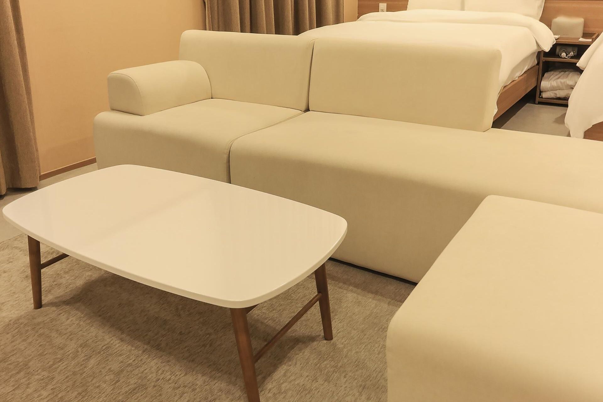 Phòng dành cho gia đình | Bàn, khu vực làm việc phù hợp cho laptop, màn/rèm cản sáng 