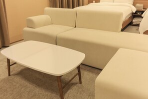 Phòng dành cho gia đình | Bàn, khu vực làm việc phù hợp cho laptop, màn/rèm cản sáng 