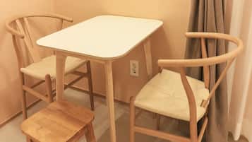 Standaard kamer | Een bureau, een laptopwerkplek, verduisterende gordijnen