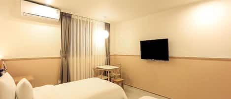 Superior Twin Room | Desk, laptop workspace, blackout curtains, soundproofing