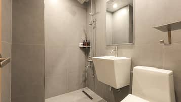 Familiekamer | Badkamer | Een douche, een haardroger, handdoeken