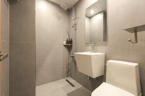 Kamar Keluarga | Kamar mandi | Shower, pengering rambut, jubah mandi, dan sandal