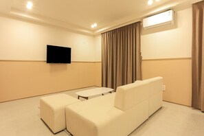 Family Room | Desk, laptop workspace, blackout drapes, soundproofing - Staylibera (Gangneung)