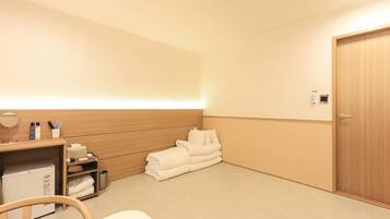 Standard Room | Desk, laptop workspace, blackout drapes, soundproofing