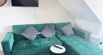Room-apartment 5- 216 High Street