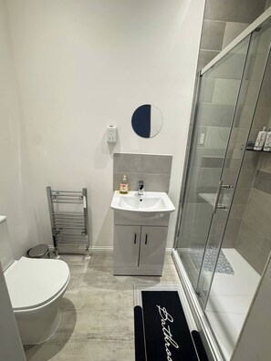 Apartment, 1 Bedroom, City View | Bathroom