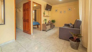 2 habitaciones, tabla de planchar con plancha, wifi y ropa de cama 