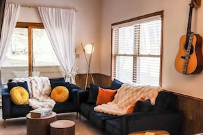 Smart TV, fireplace - Welcome to the Frosty Pines Chalet! A Charming-chic 2 Bed/1 Bath Condo! (Angel Fire)