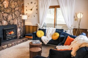 Smart TV, fireplace - Welcome to the Frosty Pines Chalet! A Charming-chic 2 Bed/1 Bath Condo! (Angel Fire)